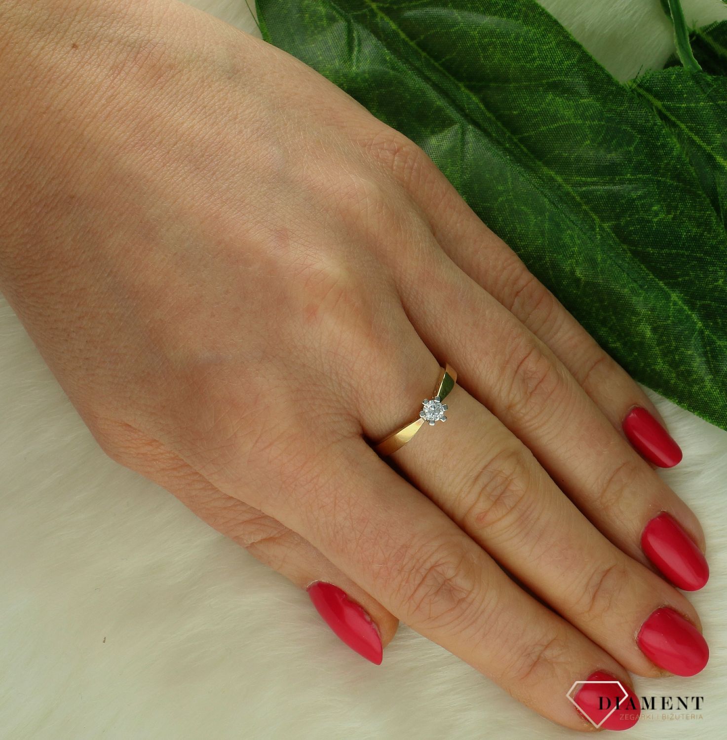 Złoty pierścionek damski 375 zaręczynowy z wystającą cyrkonią PI 3680 375.jpg